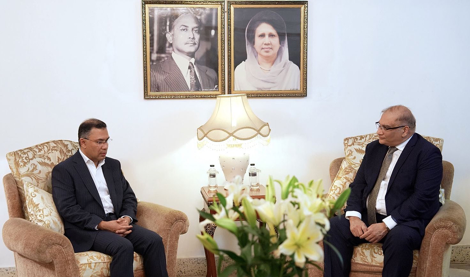 Pakistani and Bangladeshi foreign ministry officials hold a meeting in in Jeddah. (OIC)