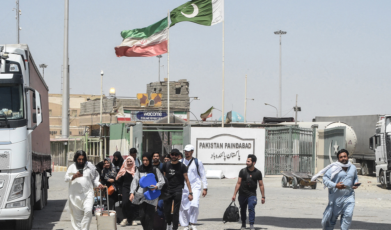 Pakistani students walk across the Pakistan-Iran border after returning from Iran in Taftan, in Balochistan province, on June 19, 2025, amid the ongoing conflict between Israel and Iran. (AFP/ file)