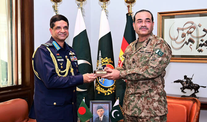 Pakistan’s chief of defense forces, Field Marshal Syed Asim Munir, presents a souvenir to Bangladesh Air Chief Marshal Hasan Mahmood Khan (left) in Rawalpindi, Pakistan, on January 8, 2026. (ISPR/File)
