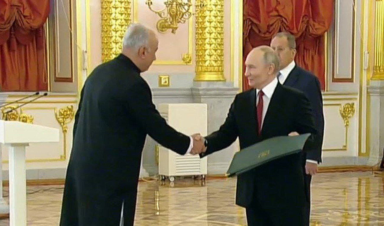 Pakistan's Ambassador to Russia, Faisal Niaz Tirmizi (left) shaking hands with Russis's President Vladmir Putin in Moscow on January 16, 2026. (@PakinRussia/X)