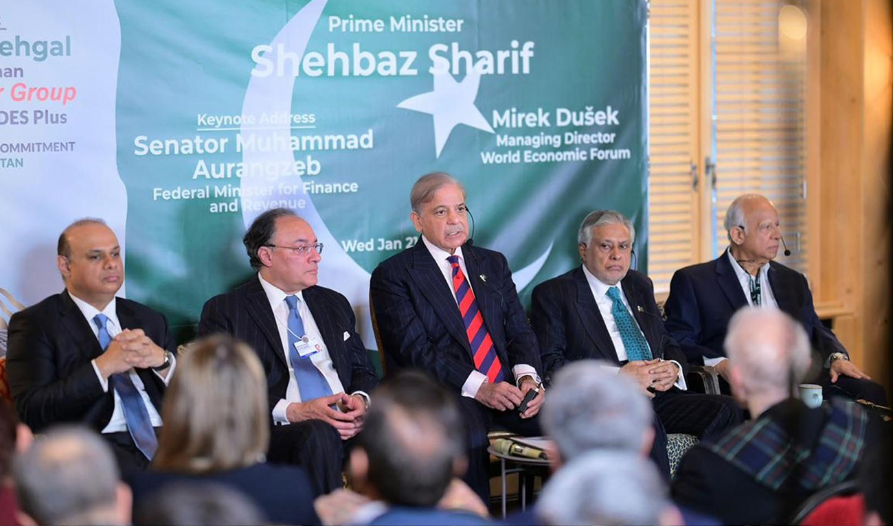 Prime Minister Shehbaz Sharif (center) addresses the Pakistan Pavilion on the sidelines of the ongoing World Economic Forum (WEF) summit in Davos, Switzerland, on January 21, 2026. (PID)