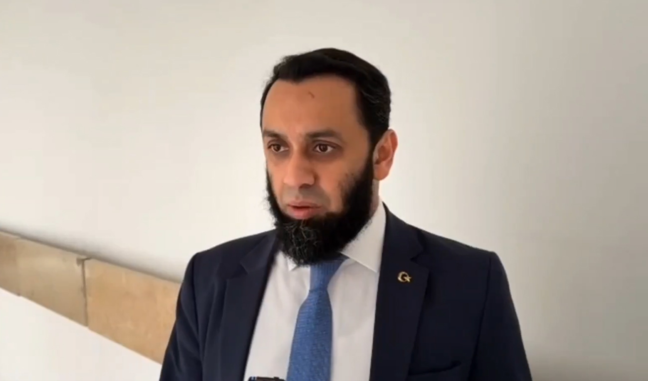 Pakistan’s Information Minister Attaullah Tarar speaks to a reporter about Former Prime Minister Imran Khan’s health, January 29, 2029. (ScreenShot/TararAttaullah/X)