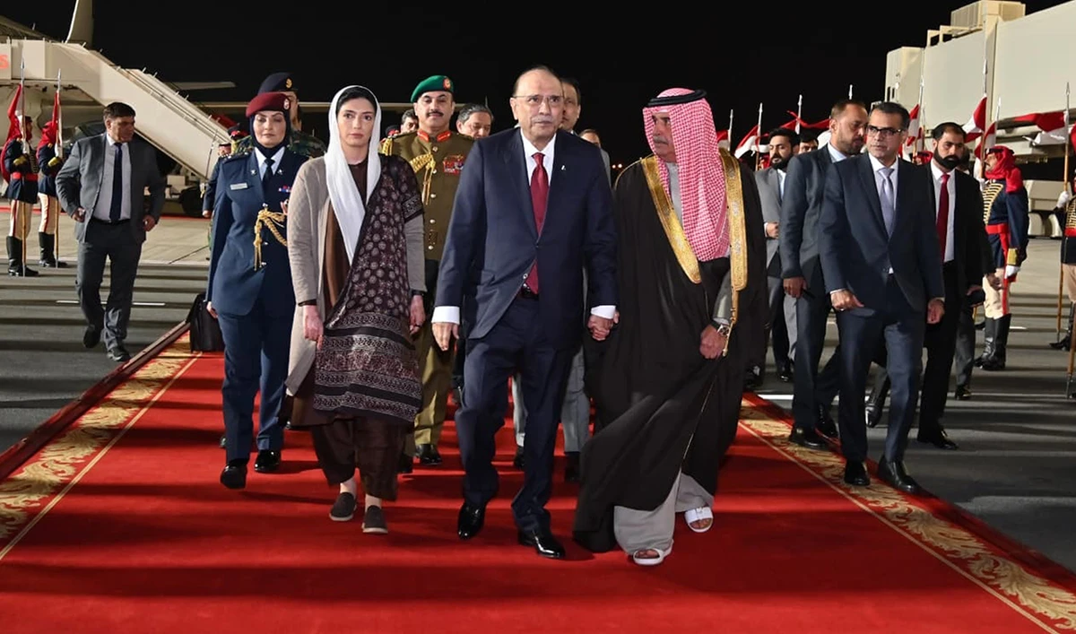 President Asif Ali Zardari and First Lady Bibi Aseefa Bhutto Zardari being received by Commander of the Bahrain National Guard Sheikh Mohammed bin Isa Al Khalifa and Minister of Foreign Affairs Sheikh Dr Abdullatif bin Rashid Al Zayani upon arrival at the airport on January 13, 2025. (PID).
