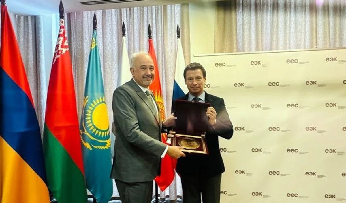 The handout photograph shows Ambassador of Pakistan to Russia, Faisal Niaz Tirmizi, meeting Minister in charge of Trade of the Eurasian Economic Commission (EAEU), Andrey Slepnev (right), at the Secretariat of the EAEU in Moscow, Russia, on January 23, 2026. (Pakistan Embassy Russia)