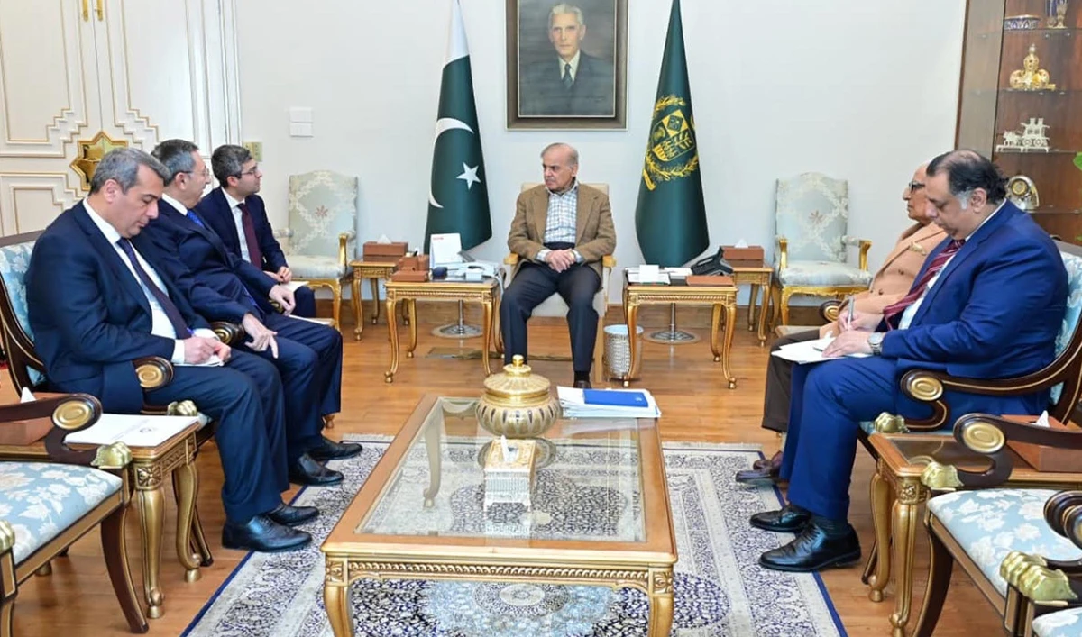 The handout photograph shows Prime Minister Shehbaz Sharif (center) meeting the Representative of Azerbaijan’s President on Special Assignments Khalaf Khalafov (second left) in Islamabad, Pakistan, on January 30, 2026. (PID)