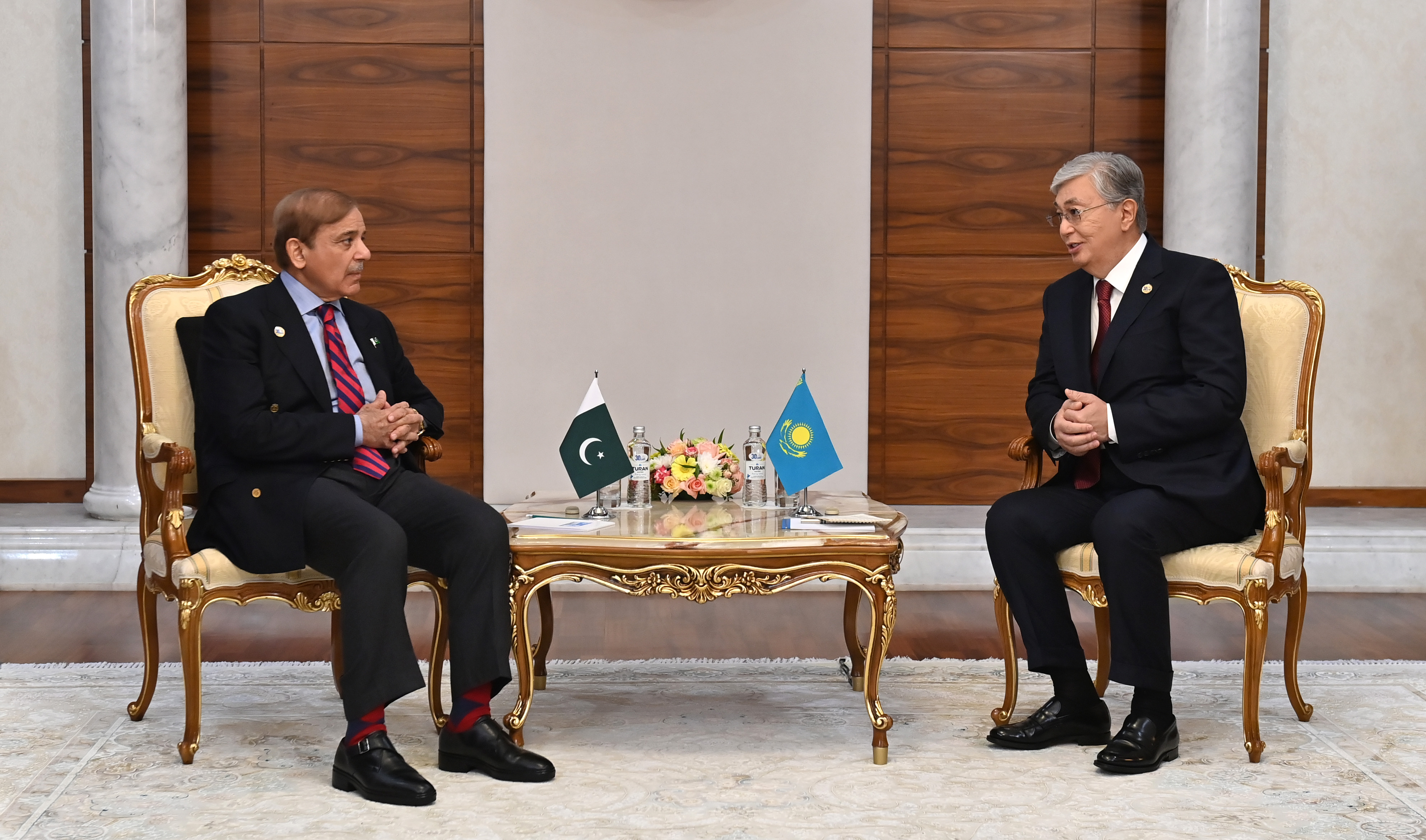 Kazakhstan President Kassym-Jomart Tokayev (right) and Pakistan Prime Minister Shehbaz Sharif holding meeting in Astana, Kazakhstan, on October 13, 2022. (Kazakhstan President's Office/File)