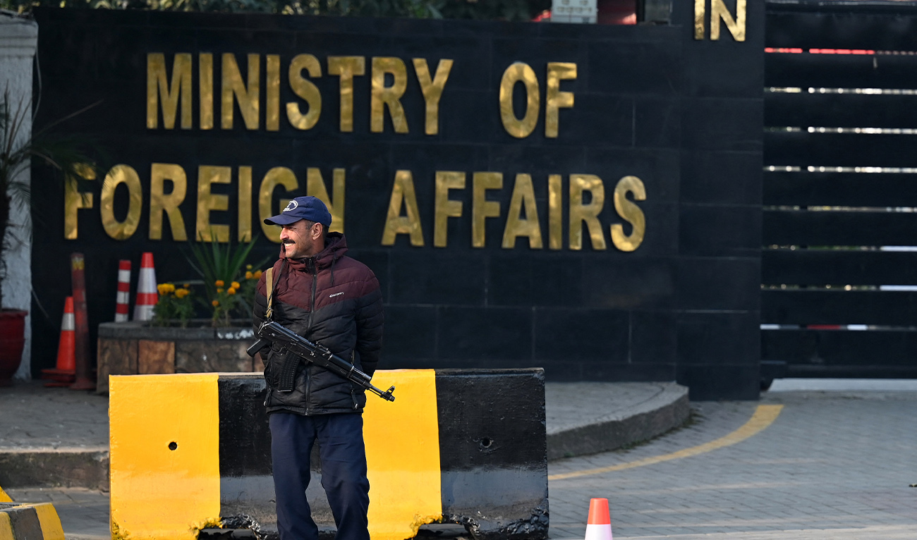 A Pakistani police officer stands guard outside the Ministry of Foreign Affairs in Islamabad on January 18, 2024. (AFP/File)