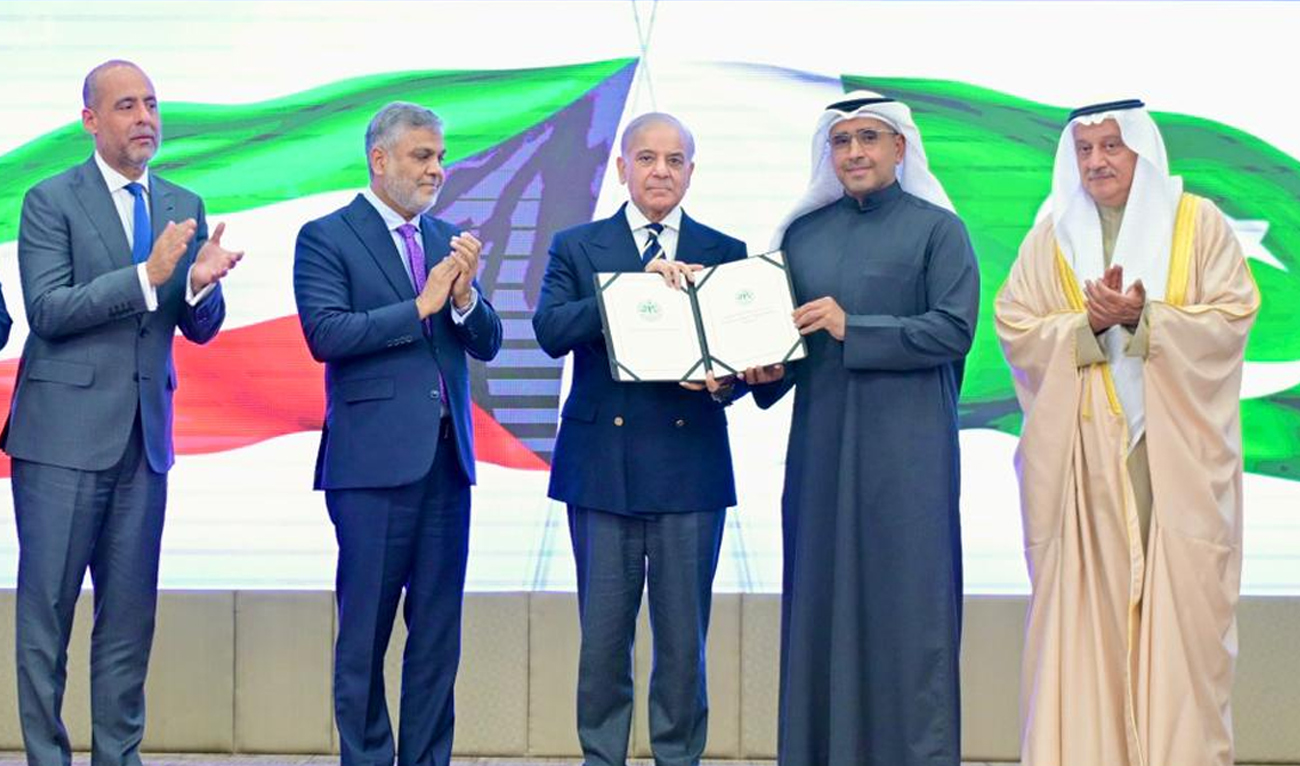 Prime Minister Shehbaz Sharif (3rd from left) awarding the license of the 3rd Digital Retail Bank for Raqami Islamic Bank to Chairman Mr. Abdullah Al-Mutairi (2nd from right) in Islamabad, on February 10, 2026. (Government of pakistan/X)