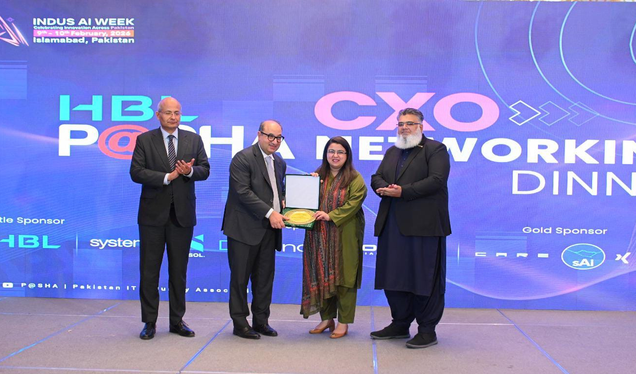 Pakistan Software Houses Association (P@SHA), Chairman Sajjad Syed (second left), presents a souvenir to the Federal Minister for IT & Telecom, Sahaza Fatima Khawaja (second right), at the HBL P@SHA CXO Networking Dinner in Islamabad, Pakistan, on February 10, 2026. (P@SHA/File)