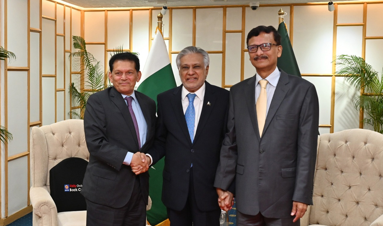 Pakistan’s Deputy Prime Minister and Foreign Minister Ishaq Dar (center) poses with Bangladesh’s newly appointed Foreign Minister, Dr Khalilur Rehman (left), and Former Foreign Adviser Touhid Hossain (right) in Dhaka, on 24 August 2025. (@foreignofficepk/X)