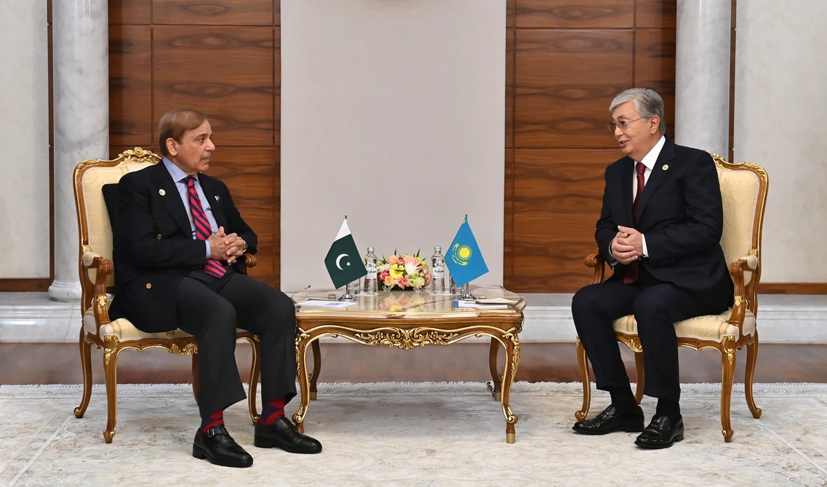 Kazakhstan President Kassym-Jomart Tokayev (right) and Pakistan Prime Minister Shehbaz Sharif holding meeting in Astana, Kazakhstan, on October 13, 2022. (Kazakhstan President's Office/File)