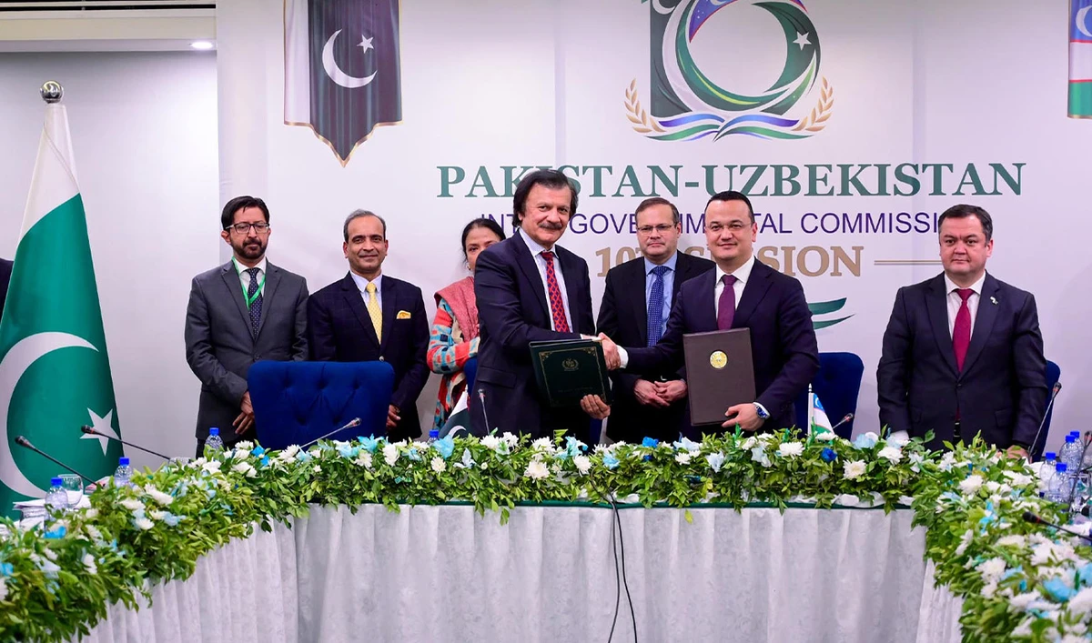 Pakistan’s special assistant to the prime minister on industries and production, Haroon Akhtar Khan (front row-left) shaking hands with Uzbekistan’s Minister of Investment, Industry and Trade, Laziz Kudratov, in Islamabad, Pakistan, on February 2, 2026. (PID)