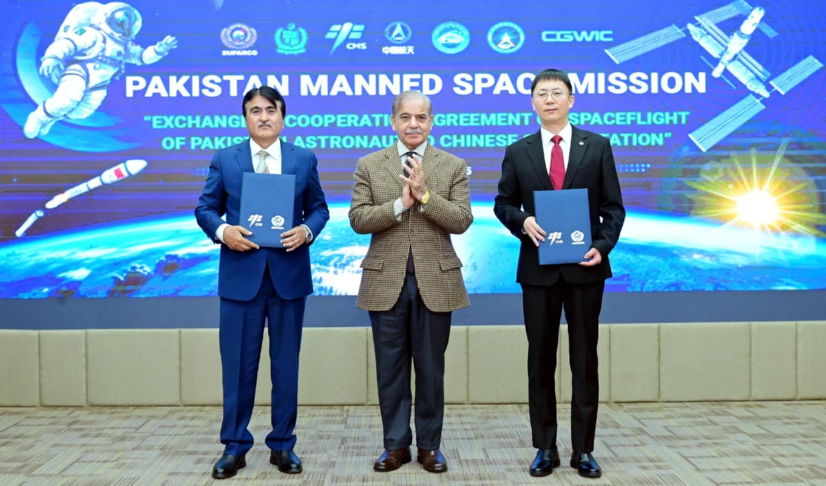 Prime Minister Shehbaz Sharif (center) witnesses the exchange of an agreement between SUPRACO and China Manned Space Agency with regard to the manned space mission of Pakistan, in Islamabad on February 28, 2025. (PID/File)