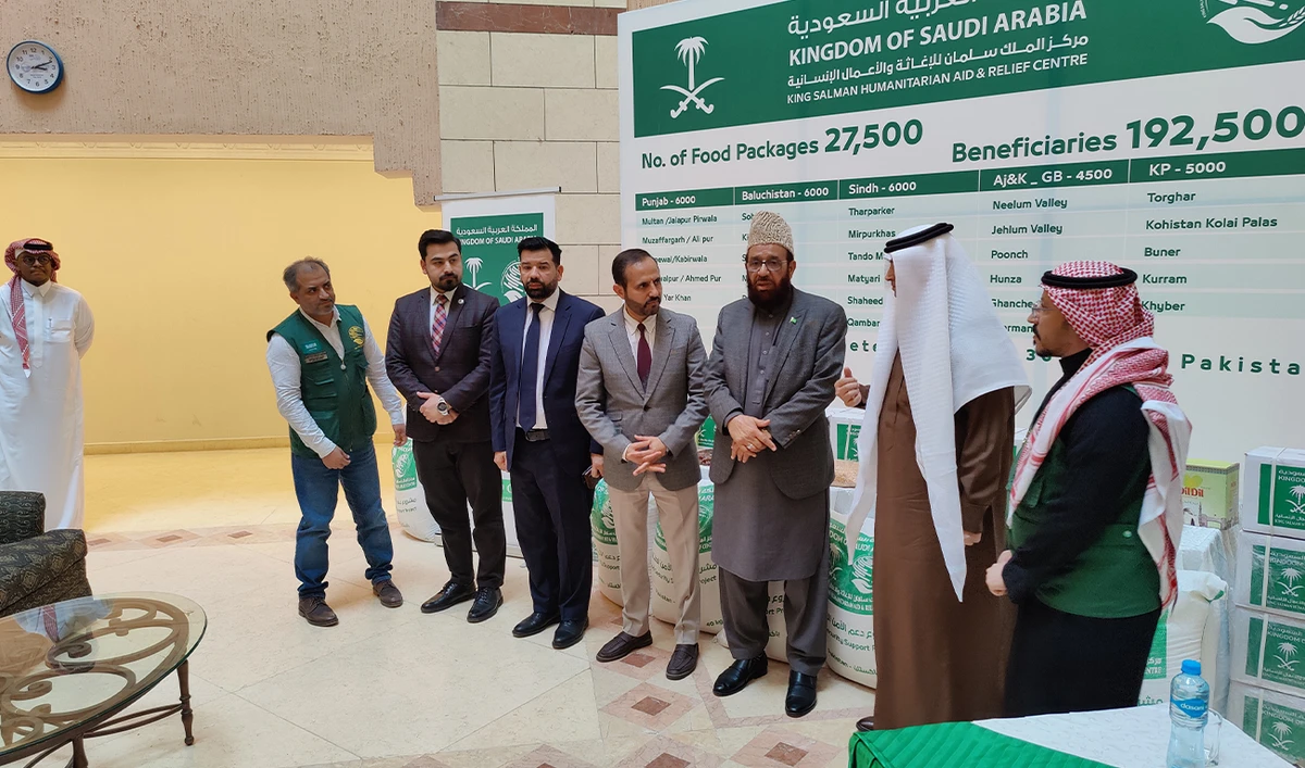 Pakistani Religious Affairs Minister Sardar Muhammad Yousaf (third right), Saudi Ambassador to Pakistan Nawaf bin Saeed Al-Malki (second right), and other officials attend the launching ceremony of the King Salman Humanitarian Aid and Relief Center’s (KSrelief) Ramadan food assistance program in Islamabad, Pakistan, on February 17, 2026. (AN)