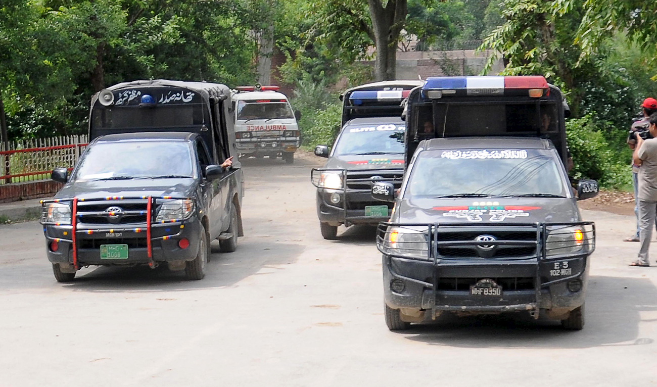 Police vehicles are parked outside District Headquarters Hospital in Muzaffargarh, southern Punjab province, Pakistan, on July 29, 2015. (REUTERS/File)