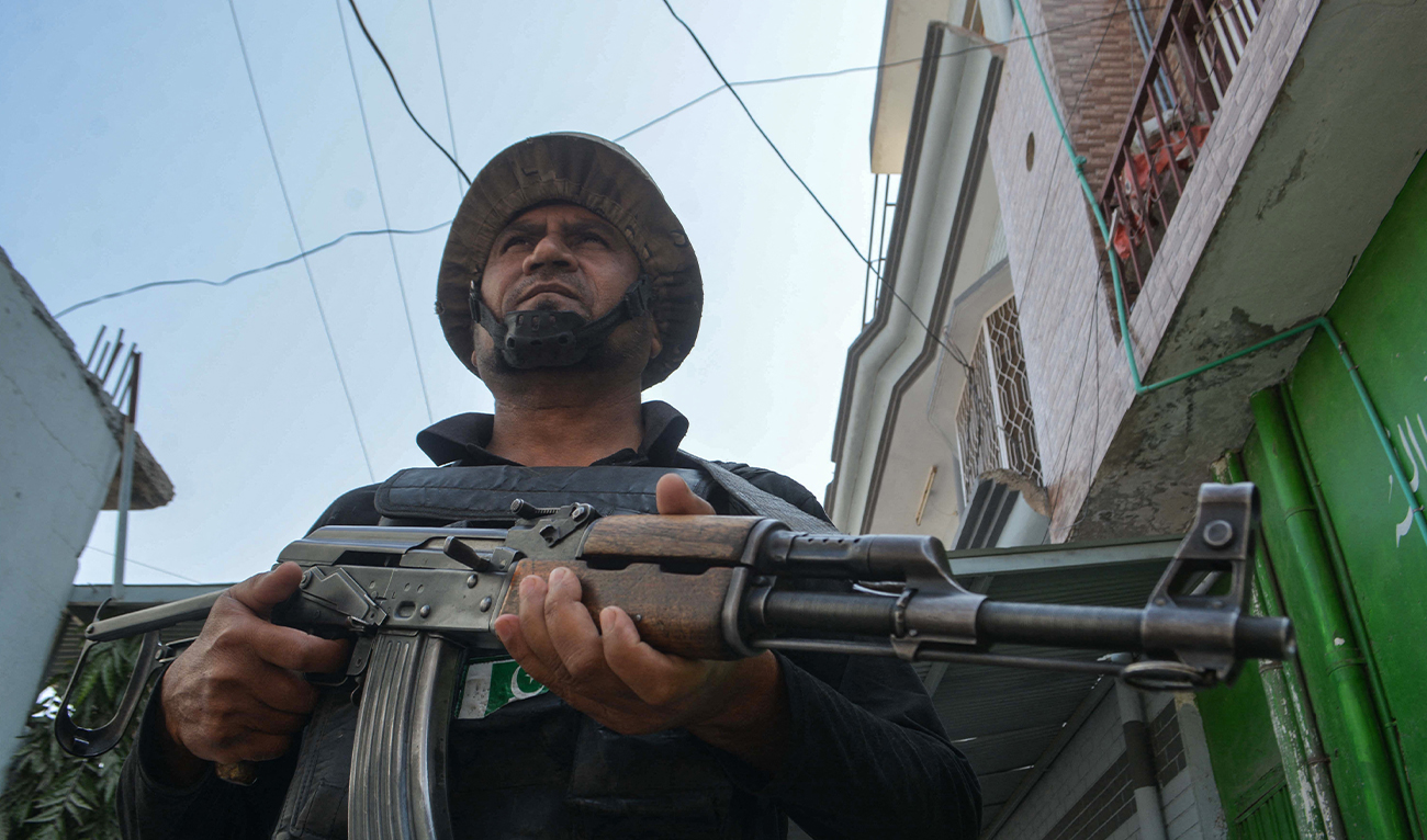 A Pakistani policeman stands guard at a security checkpoint in Bannu, in Khyber Pakhtunkhwa province, on February 28, 2026. (AFP/File)