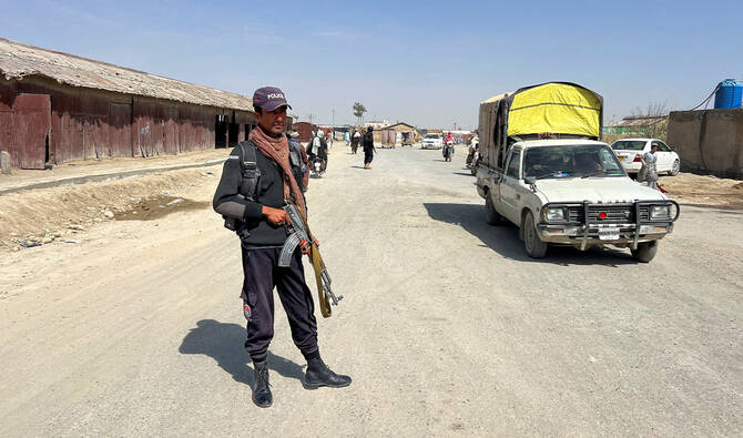 A police officer stands guard along a road leading to the border crossing along the Pakistan-Afghanistan in Balochistan Province, in Chaman, Pakistan February 27, 2026. (Reuters/File)