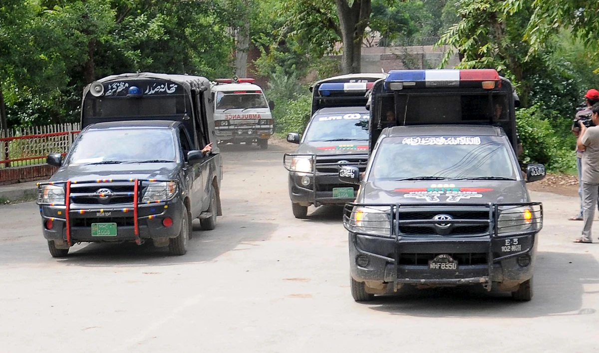 Police vehicles are parked outside District Headquarters Hospital in Muzaffargarh, southern Punjab province, Pakistan, on July 29, 2015. (REUTERS/File)