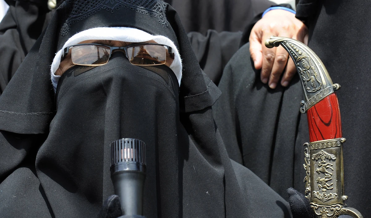 Firebrand leader of radical women's organisation Dukther-E-Milat - Daughters of the Nation - Asiya Andrabi holding a knife during a protest march to the Martyrs' Graveyard in Srinagar on June 7, 2009. (AFP/File)