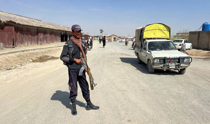 A police officer stands guard along a road leading to the border crossing along the Pakistan-Afghanistan in Balochistan Province, in Chaman, Pakistan February 27, 2026. (Reuters/File)