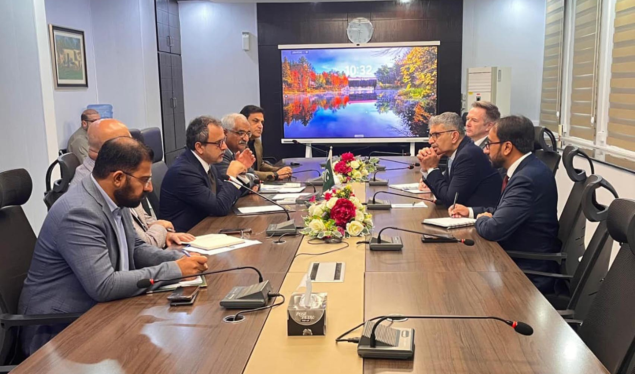 Pakistan’s Power Minister Sardar Awais Ahmed Khan Leghari (third left) meets with a delegation led by Canadian High Commissioner Tarik Ali Khan (second right) in Islamabad, Pakistan, on April 8, 2026. (PID)