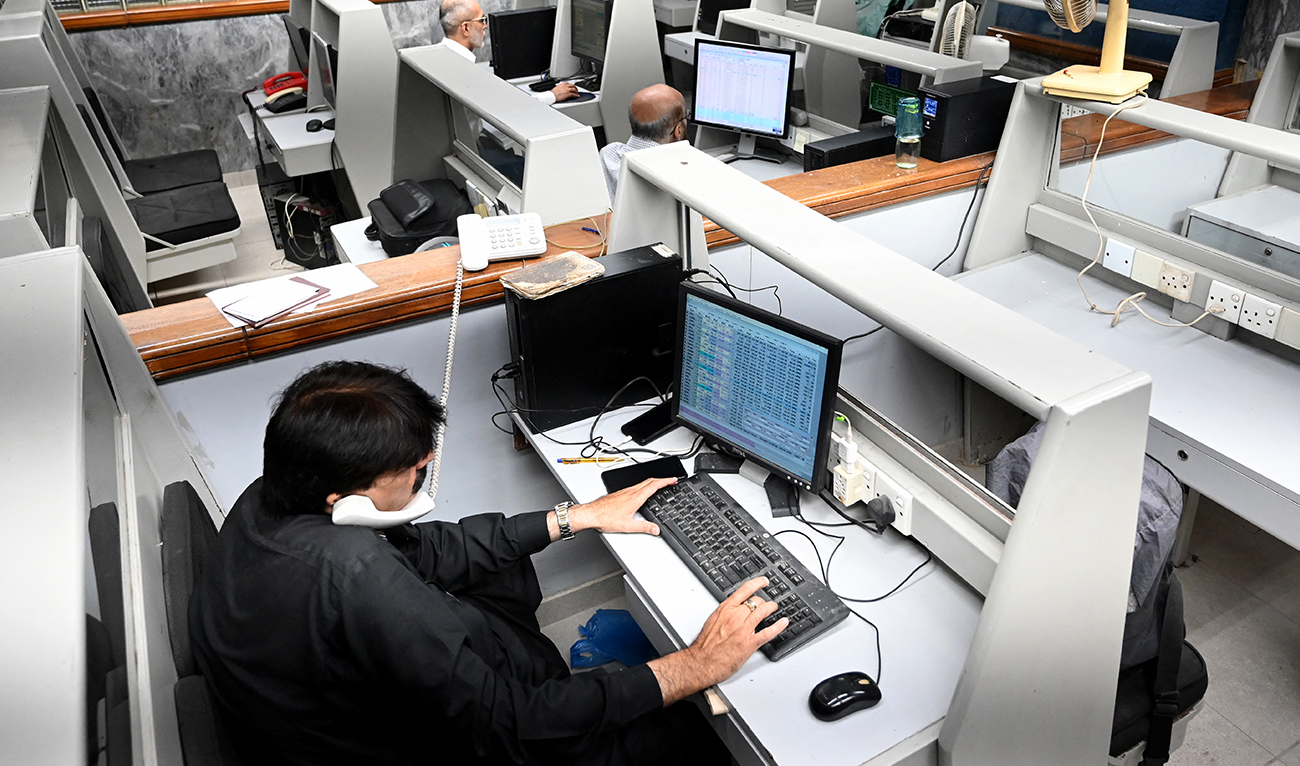 Stockbrokers monitor share prices during a trading session at the Pakistan Stock Exchange (PSX) in Karachi, Pakistan, on April 8, 2026. (AFP)