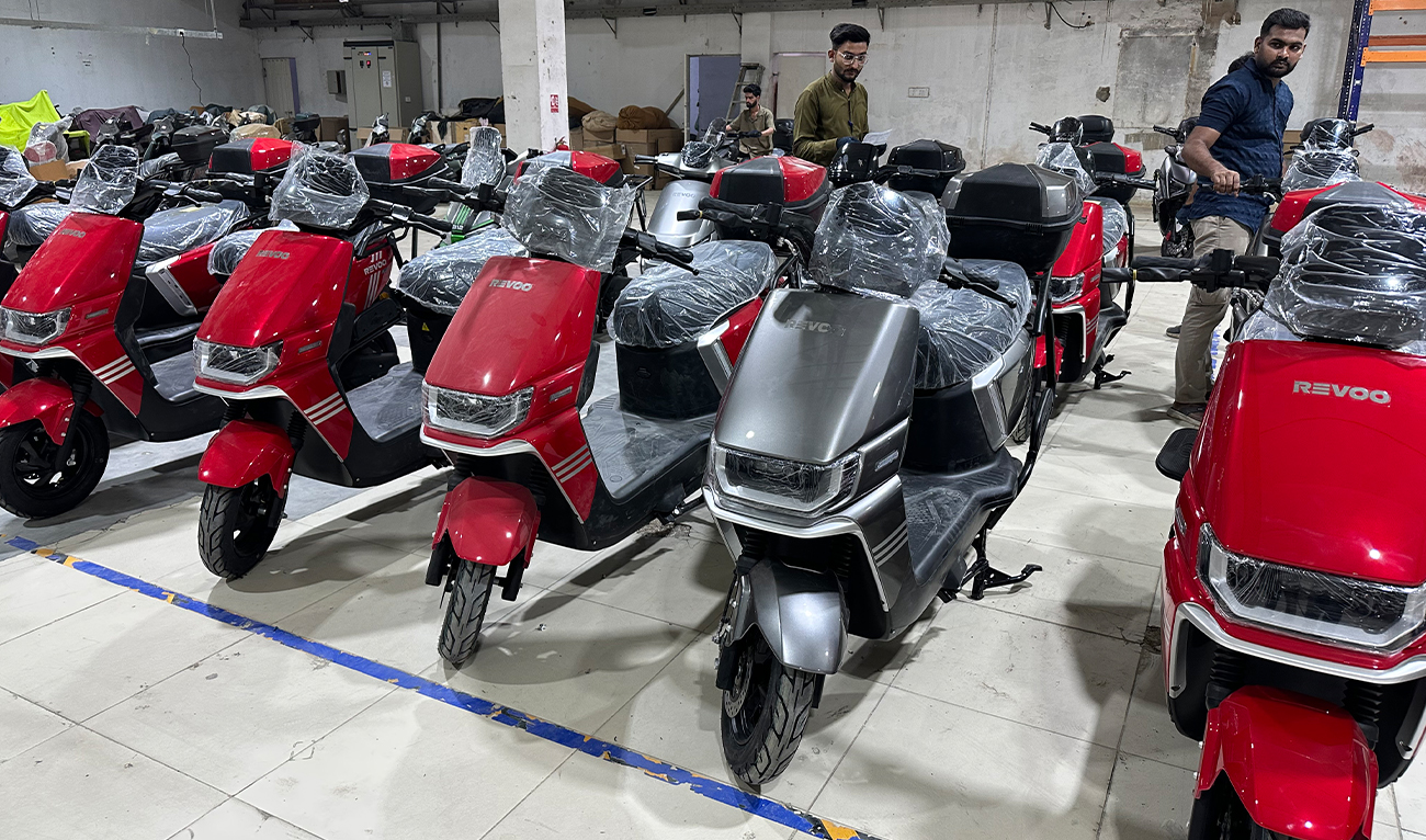 Electric motorcycles are lined up at a showroom in Karachi, Pakistan, on April 9, 2026. (AN)