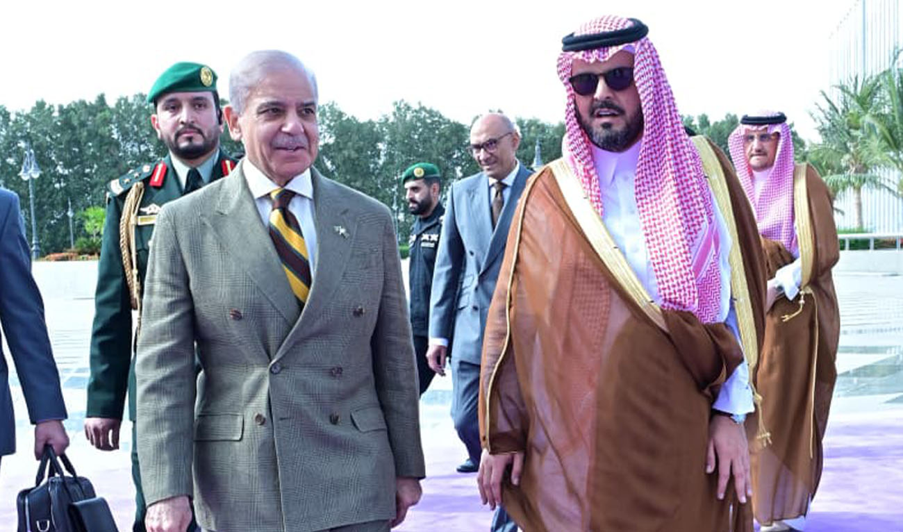 Deputy Governer Makkah Region Prince Saud bin Mishaal bin Abdulaziz receiving Prime Minister Muhammad Shehbaz Sharif upon his arrival at Jeddah Airport. Jeddah, 15 April 2026. (PM Office)