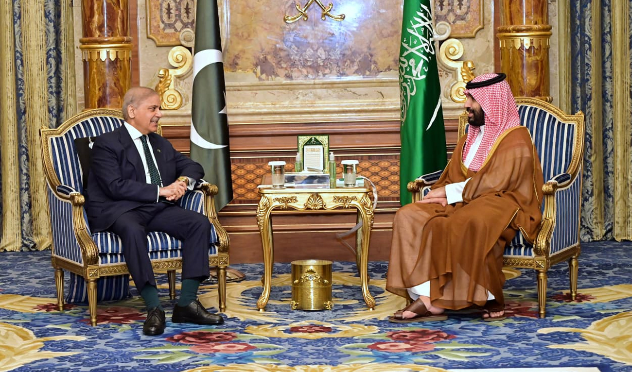 Saudi Crown Prince Mohammed bin Salman meets Pakistan’s Prime Minister Shehbaz Sharif (left) in Jeddah, Saudi Arabia, on April 15, 2026. (PMO)