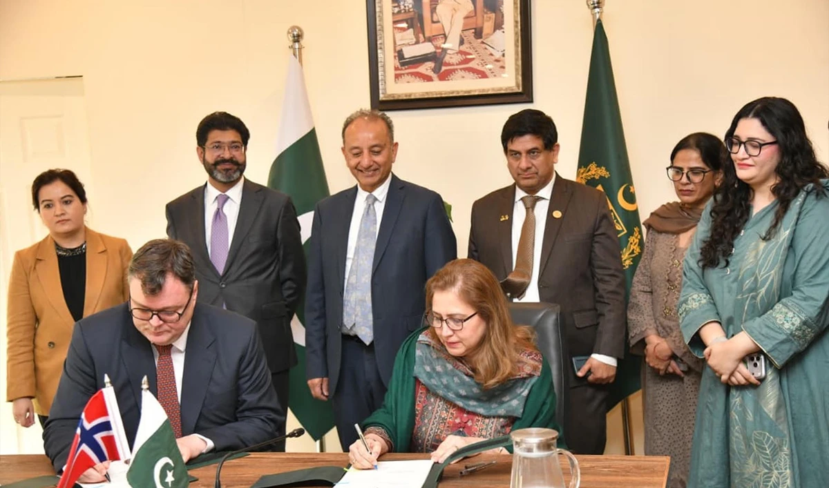 Federal Secretary for Climate Change & Environmental Coordination Aisha Humera Moriani (right sitting) and Norwegian Ambassador Per Albert Ilsaas (left sitting) sign an agreement at the Ministry of Climate Change & Environmental Coordination in Islamabad on April 1, 2026. (PID)