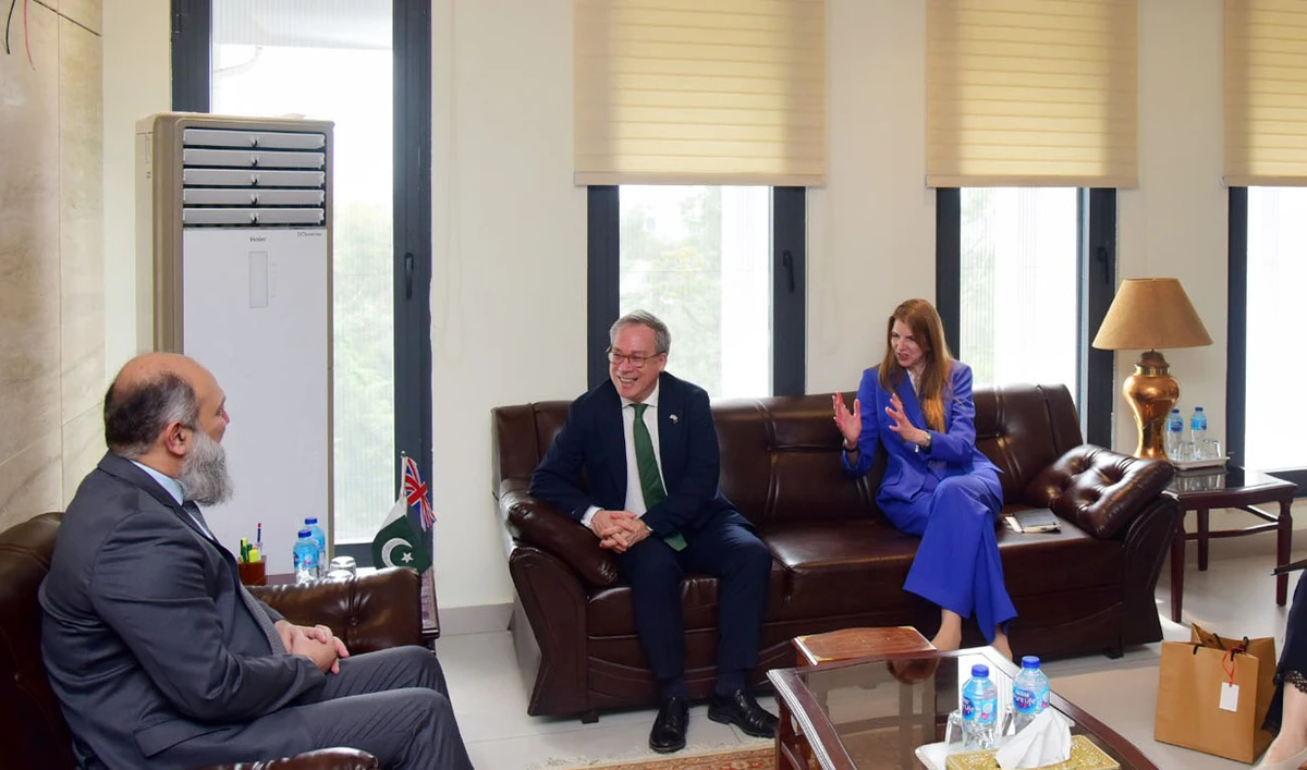 Pakistan’s Federal Minister for Commerce Jam Kamal Khan (far left) meets Britain’s Director General for Political Affairs Edward Llewellyn and other officials during a high-level meeting in Islamabad, Pakistan, April 2, 2026. (Commerce Ministry)