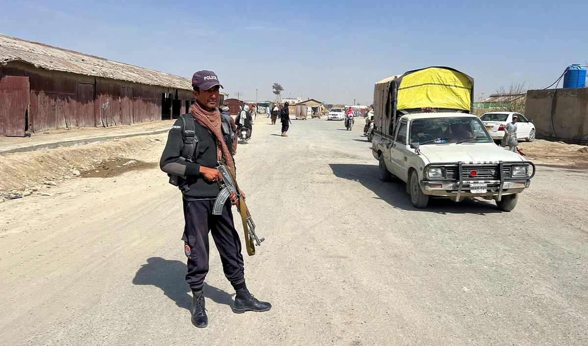 A police officer stands guard along a road leading to the crossing along the Pakistan-Afghanistan border in Balochistan Province, in Chaman, Pakistan, on February 27, 2026. (Reuters/File)