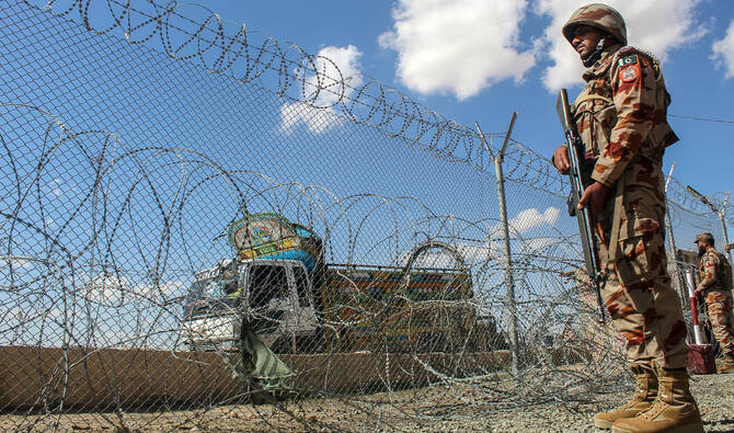 Pakistani soldiers keep watch at the Pakistan-Afghanistan border in Chaman, Balochistan province, on March 19, 2026. (AFP/File)