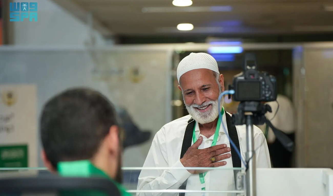 A Pakistani pilgrim, Muhammad Afzal, gestures while interacting with an official at Allama Iqbal International Airport in Lahore on May 5, 2026. (SPA)