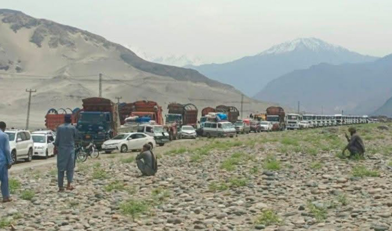 Picture showing vehicles stuck on the Karakoram Highway that links northern Pakistan with the rest of the country on May 10, 2026. (AN Photo)