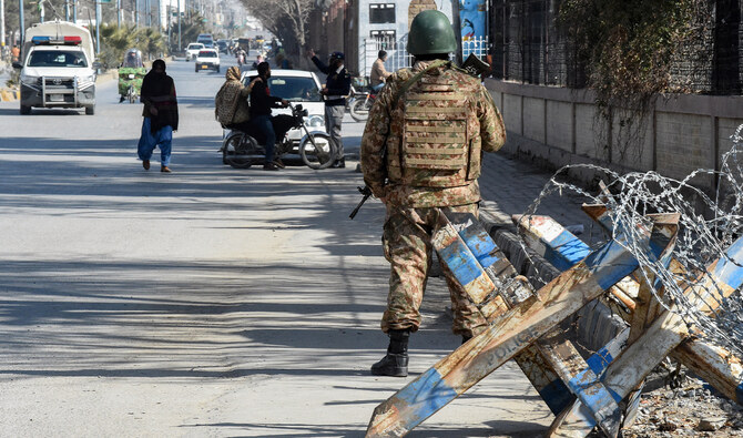 A Pakistani army personnel stands guard along a road in Quetta on February 7, 2024. (AFP/Fie)
