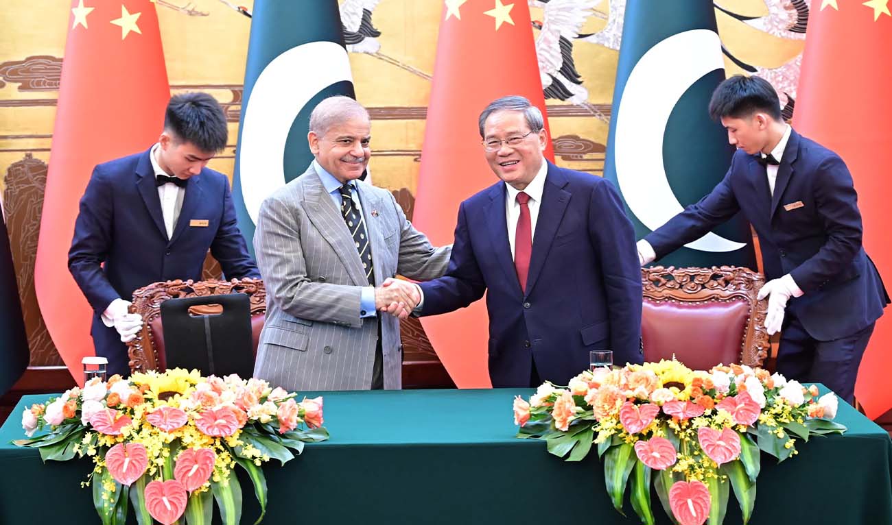 Prime Minister Shehbaz Sharif and Chinese Prime Minister Li Qiang shake hands at the ceremony of signing of MoUs/Protocols in Beijing on 25 May 2026. (PMO)