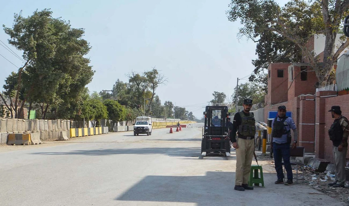 Security personnel stand guard at a checkpoint in Bannu, in Khyber Pakhtunkhwa province on February 28, 2026 amid cross-border fighting between Pakistan and Afghanistan. (AFP/ file)