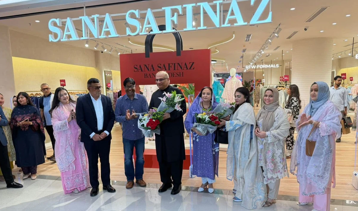 Pakistan High Commissioner to Bangladesh Imran Haider inaugurated a new outlet of Pakistani brand Sana Safinaz in Centrepoint Mall, Dhaka, on May 16, 2026. (@PakinBangladesh/X)