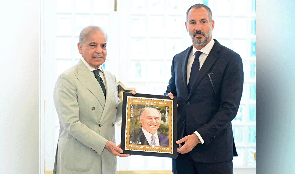Prime Minister of Pakistan Shehbaz Sharif (left) presenting a commemorative shield to Prince Rahim Aga Khan V in Islamabad, Pakistan on May 21, 2026. (Prime Minister Office)