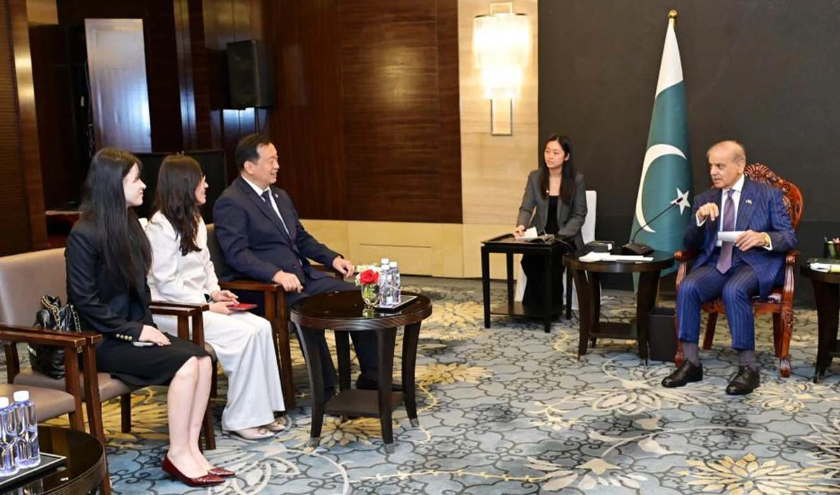 Prime Minister Shehbaz Sharif meeting with Hou Jianxin, Chairman of Shandong Xinxu Group in Beijing on May 26, 2026.