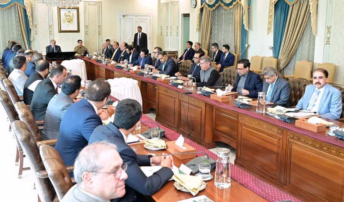 Prime Minister Shehbaz Sharif (center) meets a delegation of representatives from chambers of commerce across Pakistan in Islamabad, Pakistan, on June 1, 2026. (PID)
