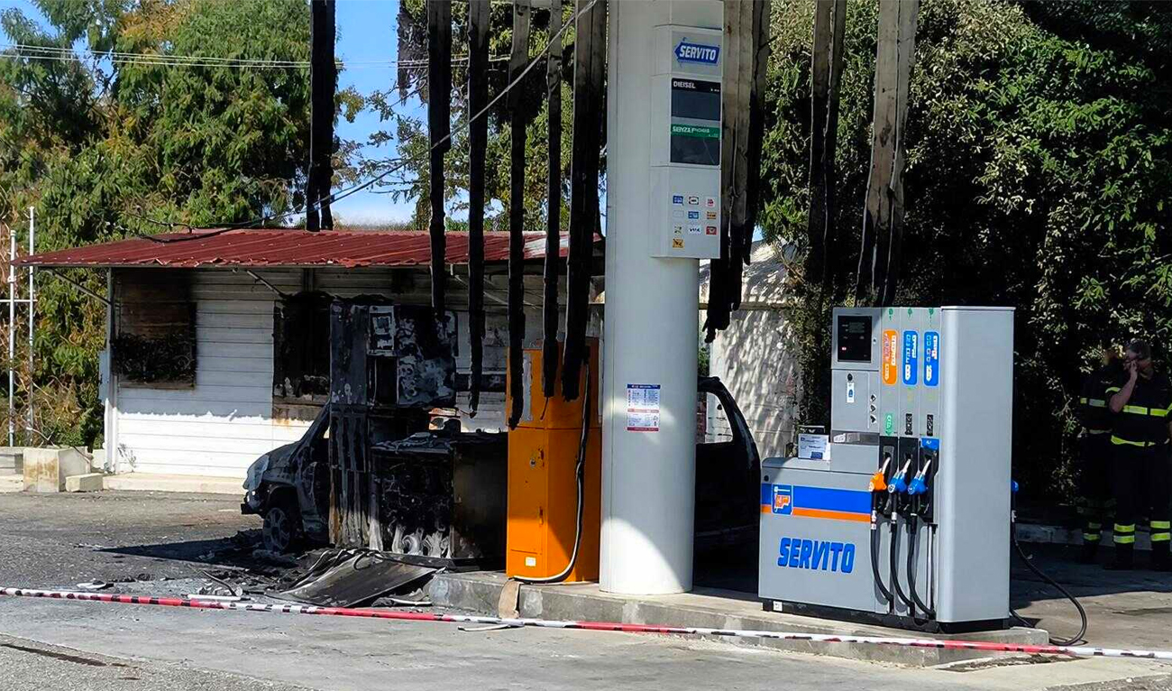 This photograph shows the aftermath of a fatal attack at a gas station in Amendolara, Calabria, Italy, on June 1, 2026. (sbircialanotizia.it)