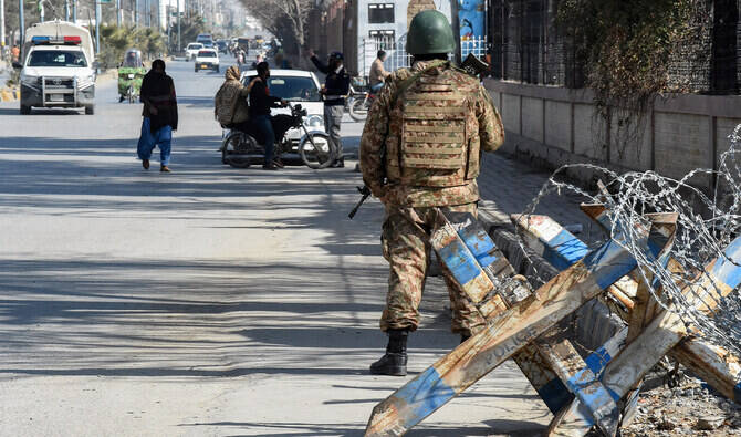 A Pakistani army personnel stands guard along a road in Quetta on February 7, 2024. (AFP/Fie)
