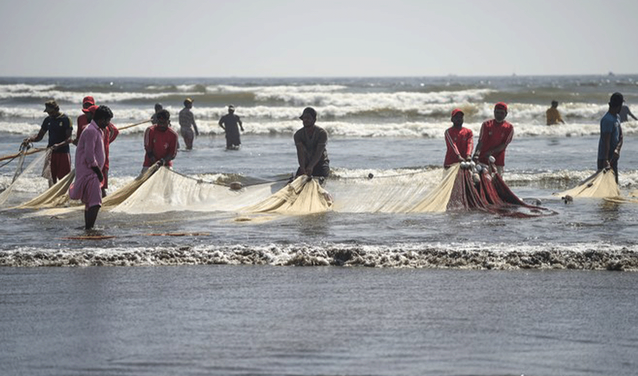 Pakistani fishermen pull a fishing net ashore at the Clifton beach in Karachi on April 1, 2019. (AFP/file)