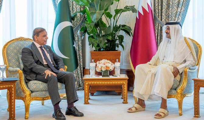 Pakistan Prime Minister Shehbaz Sharif meets Qatar’s Emir Sheikh Tamim bin Hamad Al-Thani (right) in Doha, Qatar, on September 13, 2025. (PID/File)