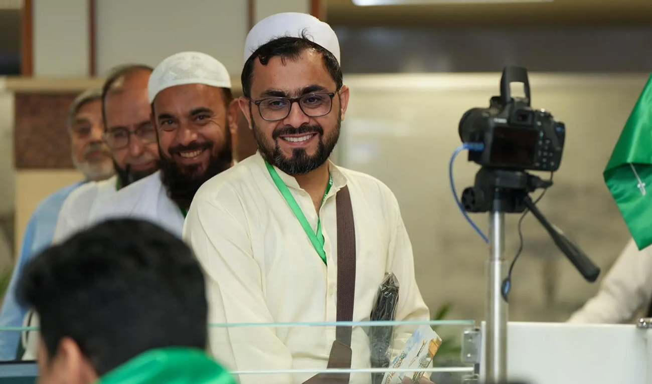 Pakistani pilgrim gestures while interacting with an official at Allama Iqbal International Airport in Lahore on May 2, 2026. (SPA/File)