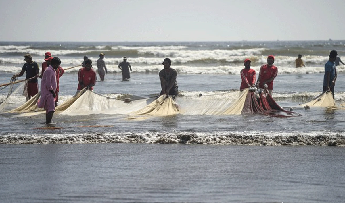 Pakistani fishermen pull a fishing net ashore at the Clifton beach in Karachi on April 1, 2019. (AFP/file)