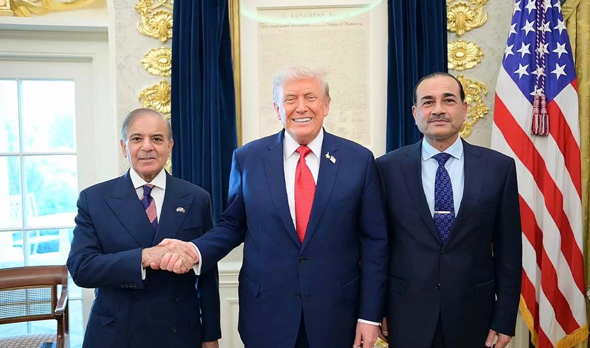 This handout photograph released by Pakistan's Prime Minister Office on September 26, 2025, shows Pakistan's Prime Minister Shehbaz Sharif (L), Army Chief and Field Marshal Syed Asim Munir (R) posing with US President Donald Trump (C) at the White House in Washington, DC. (AFP/ file)