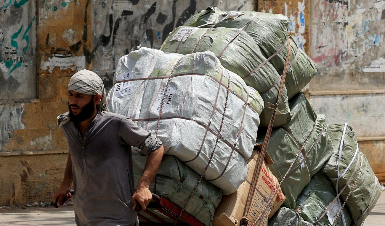 A labourer pulls a trolley with supplies to deliver to a nearby market in Karachi, Pakistan, June 4, 2026. (REUTERS/File)